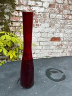 Lange smalle rode vaas - 31 cm, Huis en Inrichting, Ophalen of Verzenden