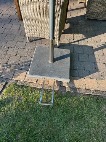 Parasolvoet natuursteen, met handvat en wieltjes beschikbaar voor biedingen