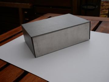 Metalen behuizing voor elektronische montage beschikbaar voor biedingen