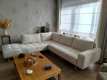 Mooie zandkleurige zitbank met lounge aan de linkerkant beschikbaar voor biedingen