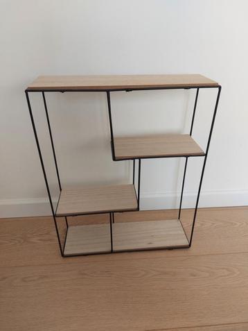 Etagère à suspendre design disponible aux enchères