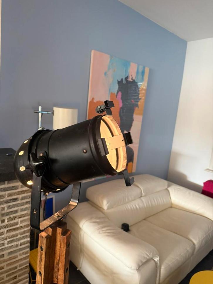 Vintage theaterlamp / spotlamp op houten statief, Audio, Tv en Foto, Optische apparatuur | Telescopen, Zo goed als nieuw, Ophalen of Verzenden