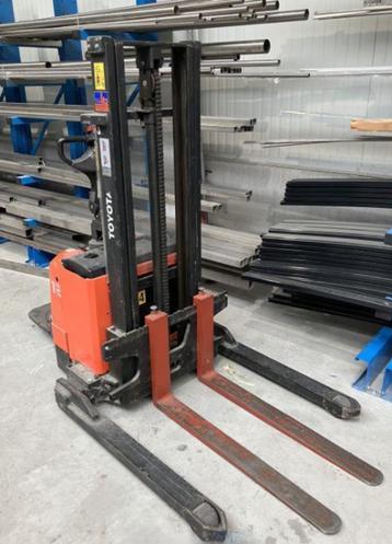 Defecte palletlifter, stapelaar Toyota 7SM12S met lader beschikbaar voor biedingen
