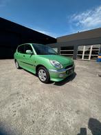 DAIHATSU SIRION | 1.3 BENZINE | 2002 | 126000 KM | 1 STE EIG, Auto's, Daihatsu, Zwart, Sirion, Bedrijf, Handgeschakeld