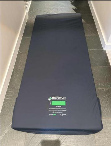 Tempur medische matras met beschermer 200 cm x 80 cm x 7 cm beschikbaar voor biedingen