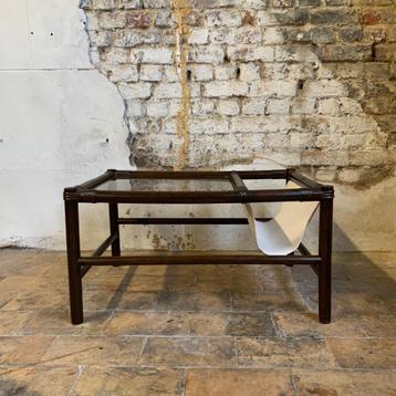 Table basse en bambou, 1970, avec porte revue intégré disponible aux enchères