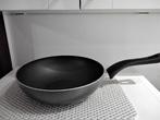 Petite poêle à  frire/poêle wok - Diamètre 24 cm Téflon, Maison & Meubles, Comme neuf, Enlèvement ou Envoi, Wok