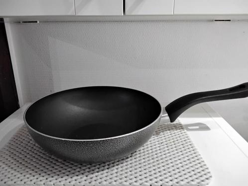 Petite poêle à  frire/poêle wok - Diamètre 24 cm Téflon, Maison & Meubles, Cuisine | Casseroles & Poêles, Comme neuf, Wok, Enlèvement ou Envoi