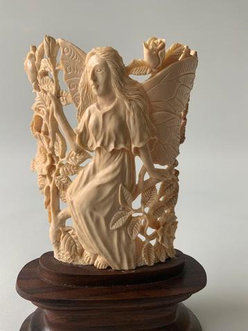 Antieke engel beschikbaar voor biedingen