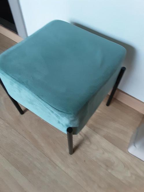 Schattig voetbankje  velvet ! MOET WEG SPOTPRIJS, Huis en Inrichting, Zetels | Voetbanken en poefs, Zo goed als nieuw, Ophalen
