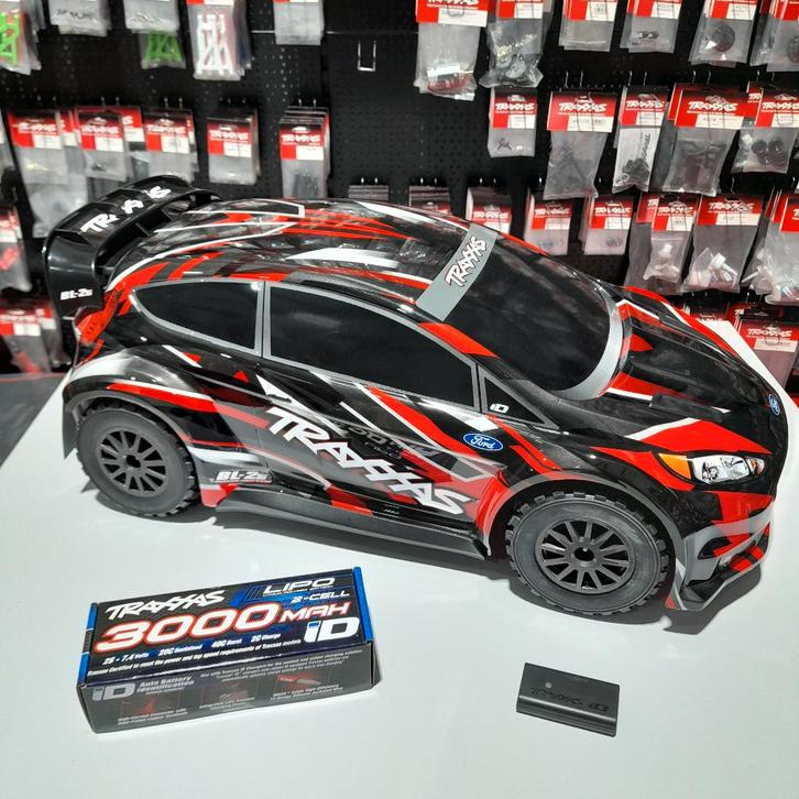 Traxxas Ford Fiesta Rally BL-2S + Lipo 2S accu en Lader., Hobby en Vrije tijd, Modelbouw | Radiografisch | Auto's, Nieuw, Auto offroad