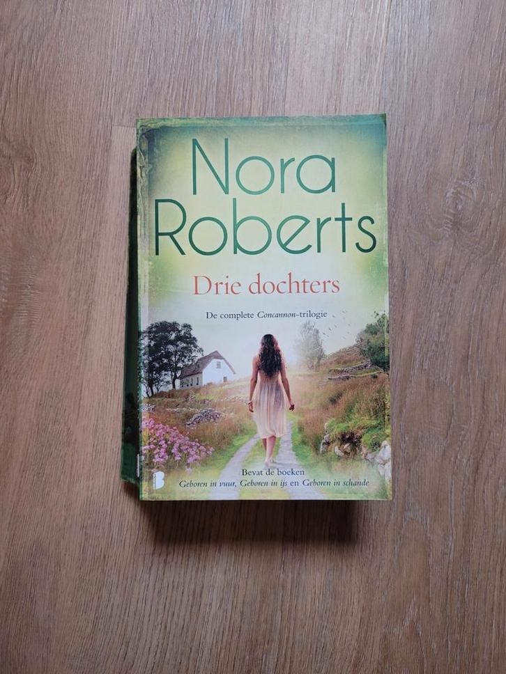 Nora Roberts - Drie dochters, Boeken, Romans, Zo goed als nieuw, Ophalen of Verzenden