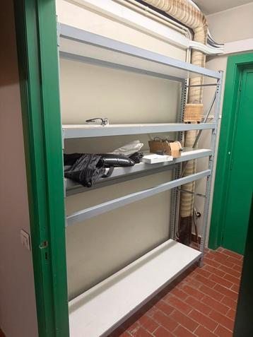 Stevig metalen rek met houten legplanken beschikbaar voor biedingen