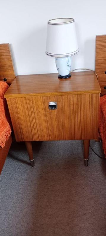Nachtkastje vintage beschikbaar voor biedingen