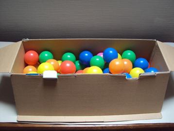 50 kleurrijke plastiek ballen beschikbaar voor biedingen