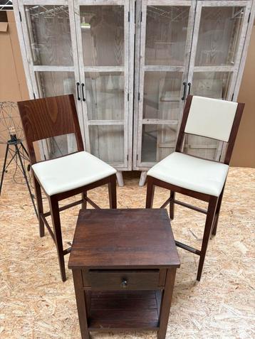 Tafels en stoelen demo modellen beschikbaar voor biedingen