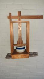 Houten kaaspers.+delfs blauw kommetje, Ophalen