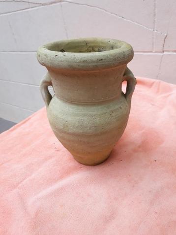 Oud terracotta vaasje met grepen H: 18 cm beschikbaar voor biedingen