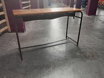 oude schoolbanken beschikbaar voor biedingen