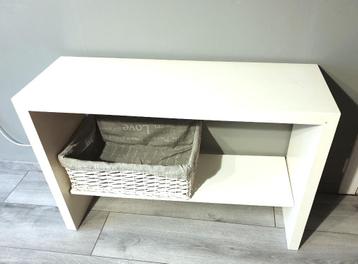 Stevig wit wandrek beschikbaar voor biedingen