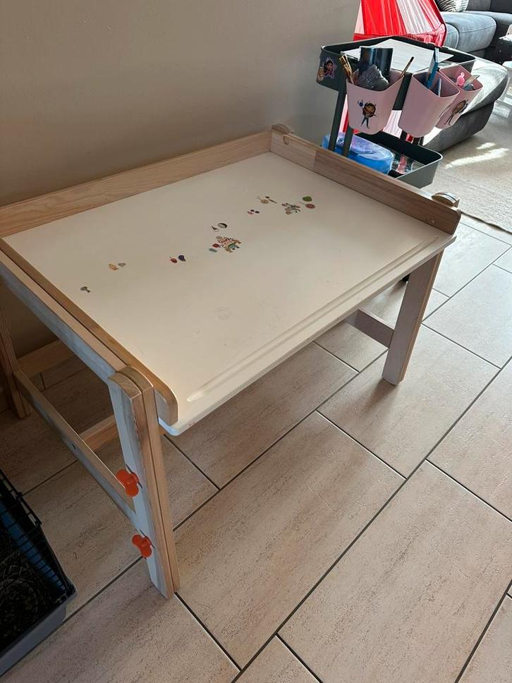 Flisat Ikea: in hoogte verstelbaar kinderbureau, Kinderen en Baby's, Kinderkamer | Tafels en Stoelen, Gebruikt, Tafel(s), Ophalen