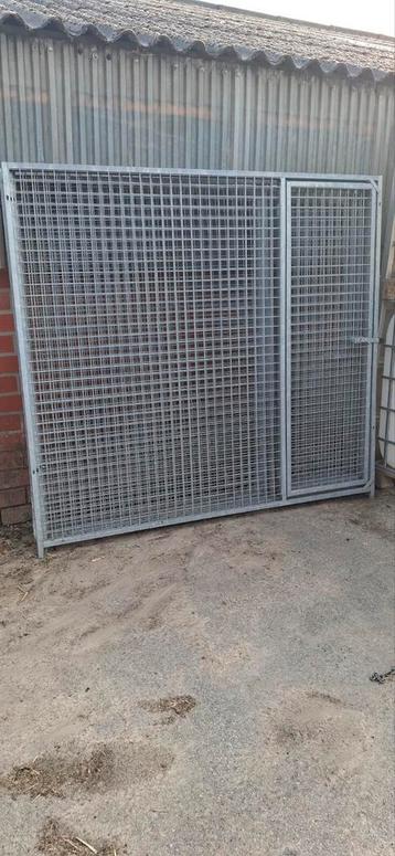 Hondenkennel voorwand met deur beschikbaar voor biedingen