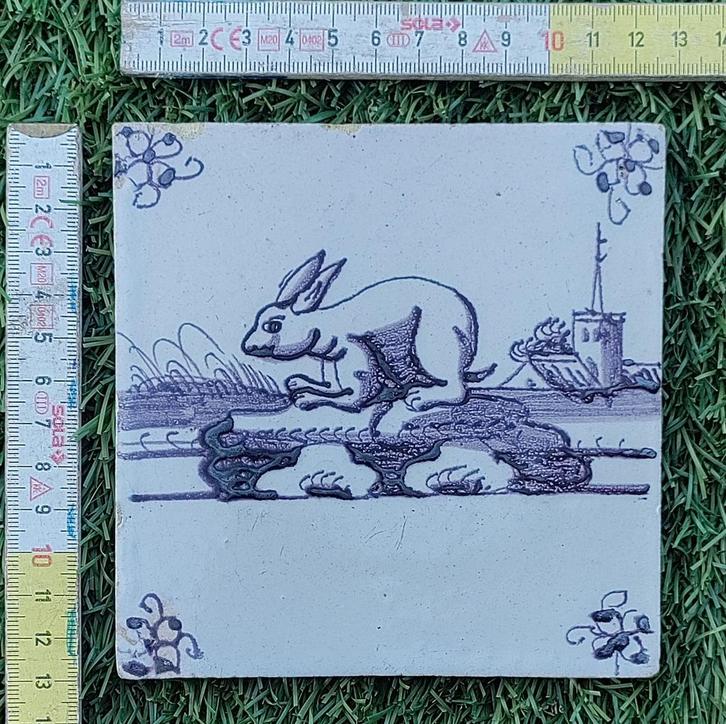 Carrelage ancien du XVIIIe siècle avec une scène de lapin et, Antiquités & Art, Antiquités | Assiettes décoratives & Carrelages