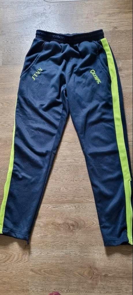 blauw met gele voetbal / trainingsbroek STVV maat Smal - 164, Sport en Fitness, Voetbal, Gebruikt, Broek, Ophalen of Verzenden