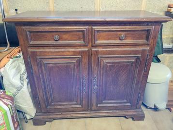 Houten dressoir beschikbaar voor biedingen