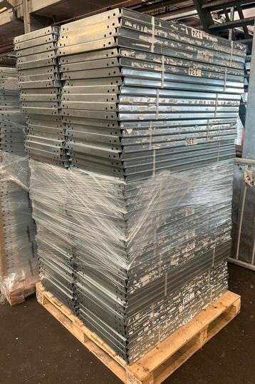 Magazijnstelling 120-130 meter aan rekken inhaakstelling  beschikbaar voor biedingen