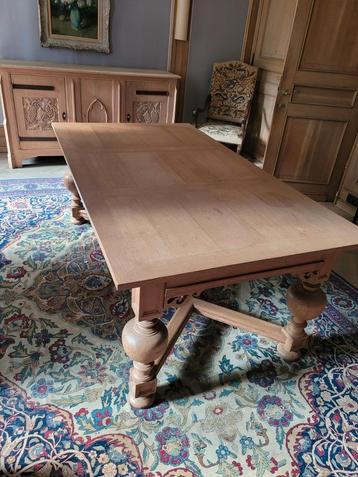 Grote eikenhouten tafel met ergonomie beschikbaar voor biedingen