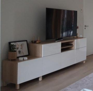 TV-meubel in lichte eikkleur en hoogglans wit beschikbaar voor biedingen