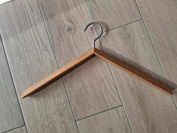 Kledinghangers in hout- design beschikbaar voor biedingen