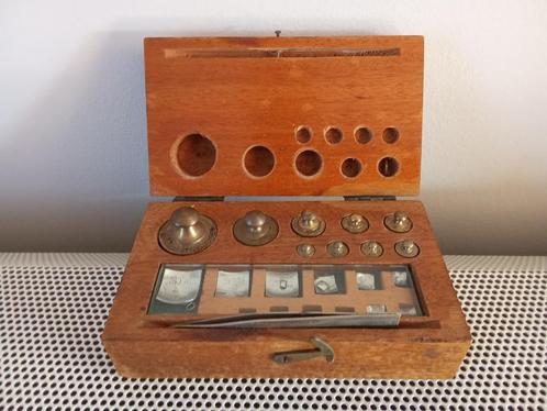 Oude weegschaal gewichten in doosje nr 27., Antiek en Kunst, Antiek | Gereedschap en Instrumenten, Ophalen of Verzenden