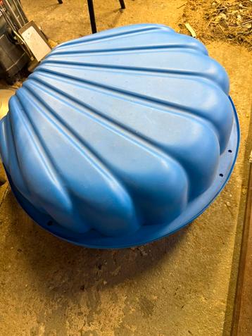 Blauwe zandbak schelp (2 kanten) beschikbaar voor biedingen