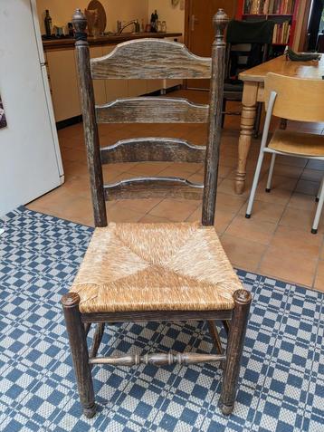 4 Houten eettafelstoelen met rieten zitje. beschikbaar voor biedingen