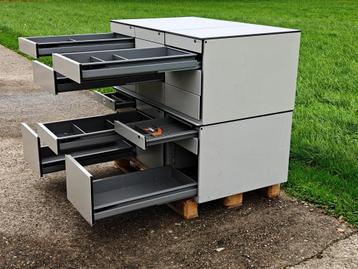 4 stalen ladeblokken ideaal als onderbouw voor werkbank beschikbaar voor biedingen