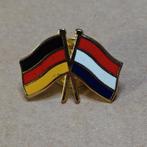 Duitsland + Nederland - Gekruiste vlagpin, Verzamelen, Speldjes, Pins en Buttons, Gebruikt, Ophalen of Verzenden, Speldje of Pin