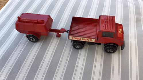 Matchbox -Unimog  brandweerwagen met  aanhangwagen “schuim”, Hobby en Vrije tijd, Modelauto's | 1:87, Gebruikt, Bus of Vrachtwagen