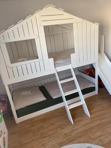 kinderbed met glijbaan beschikbaar voor biedingen