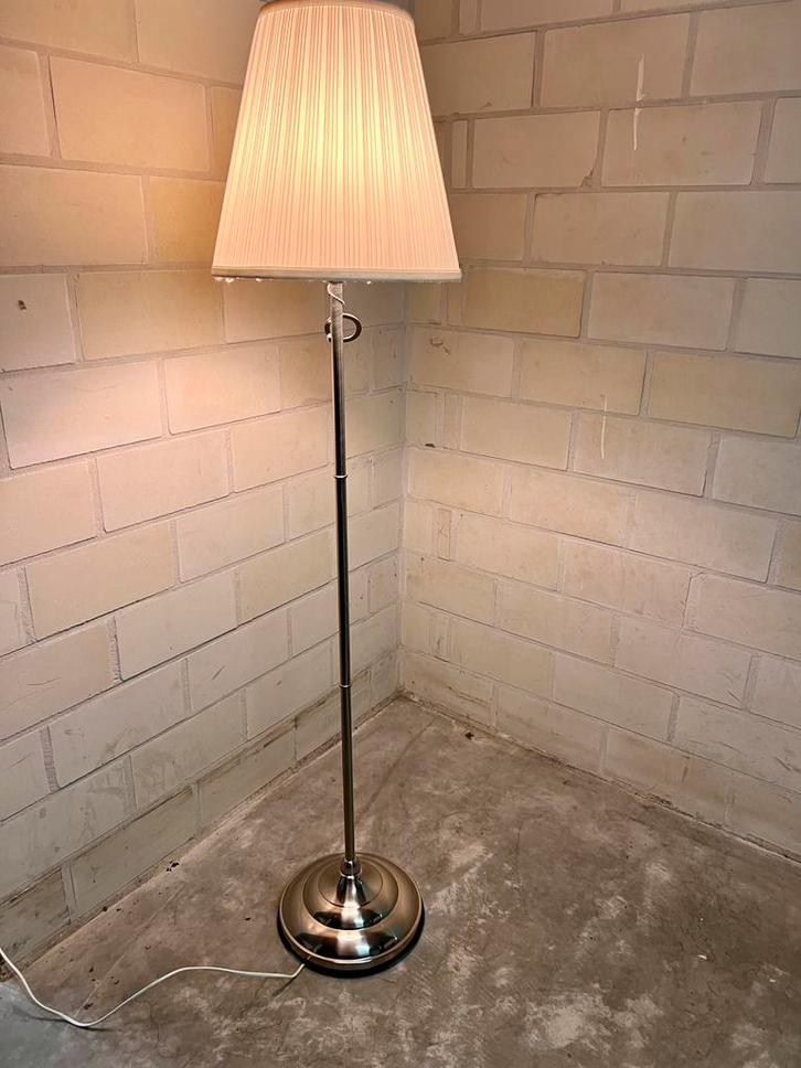 Mooie Witte staande lamp, klassiek model, Huis en Inrichting, Lampen | Tafellampen, Zo goed als nieuw, Ophalen