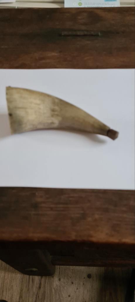 Très ancienne corne à poudre pour chargement de fusils, Antiquités & Art, Curiosités & Brocante, Envoi