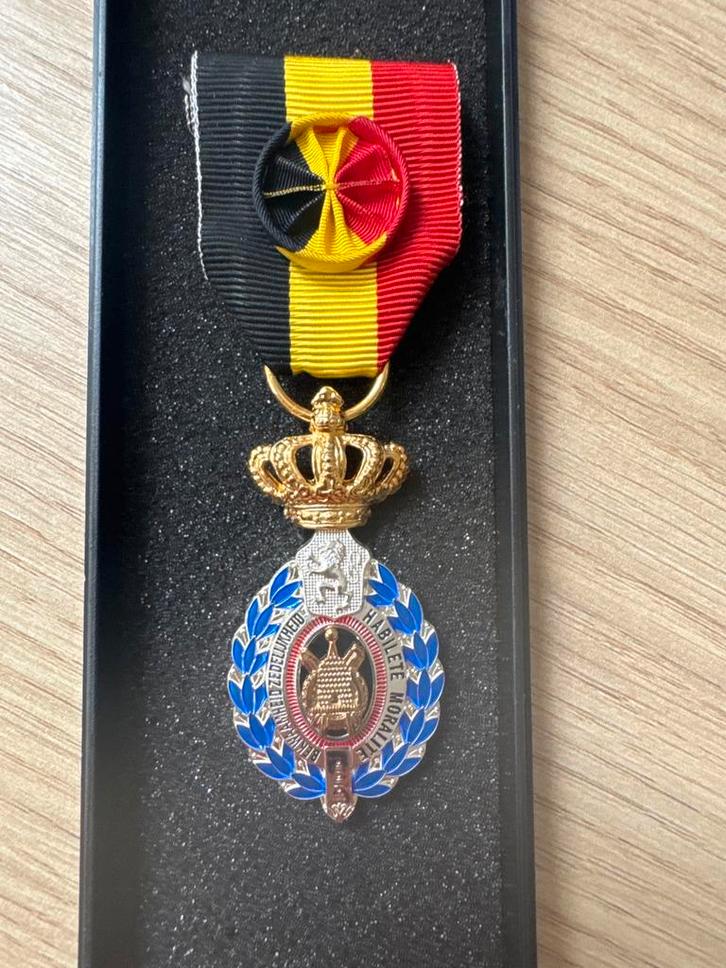 Belgische eremedaille met lint en doos, Verzamelen, Militaria | Algemeen, Overige soorten, Lintje, Medaille of Wings, Ophalen of Verzenden