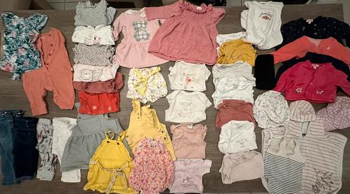 Lot de vêtements pour fille taille 6 mois / 40 pièces, Kinderen en Baby's, Babykleding | Baby-kledingpakketten, Zo goed als nieuw