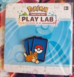 Pokémon TCG Play Lab - Pawmi Pin - Lucca Comics & Games 2023, Hobby en Vrije tijd, Verzamelkaartspellen | Pokémon, Verzenden