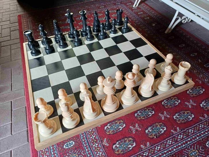 Schaakbord massief hout 87 x 87 cm met  grote speelstukken, Hobby en Vrije tijd, Gezelschapsspellen | Bordspellen, Zo goed als nieuw