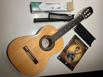 Guitare  pose pied porte partition et livre