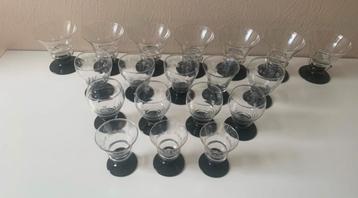 Lot van 19 Art deco likeurglaasjes beschikbaar voor biedingen