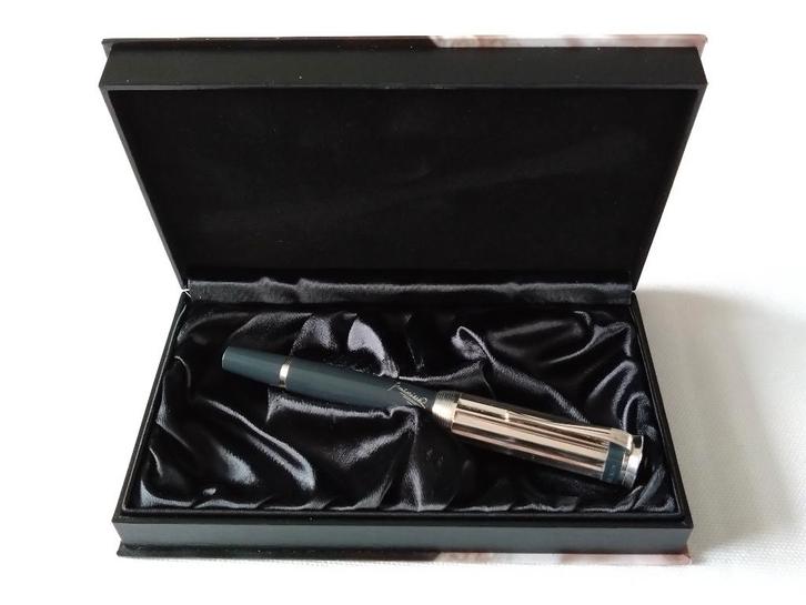 Montblanc Charles Dickens 18K/750 M-nib (14161/18000), Verzamelen, Pennenverzamelingen, Nieuw, Vulpen, Mont Blanc, Met doosje