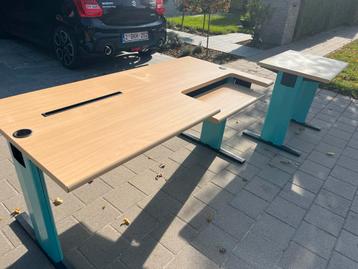 Bureau meubel, met bijzettafel in goede staat beschikbaar voor biedingen